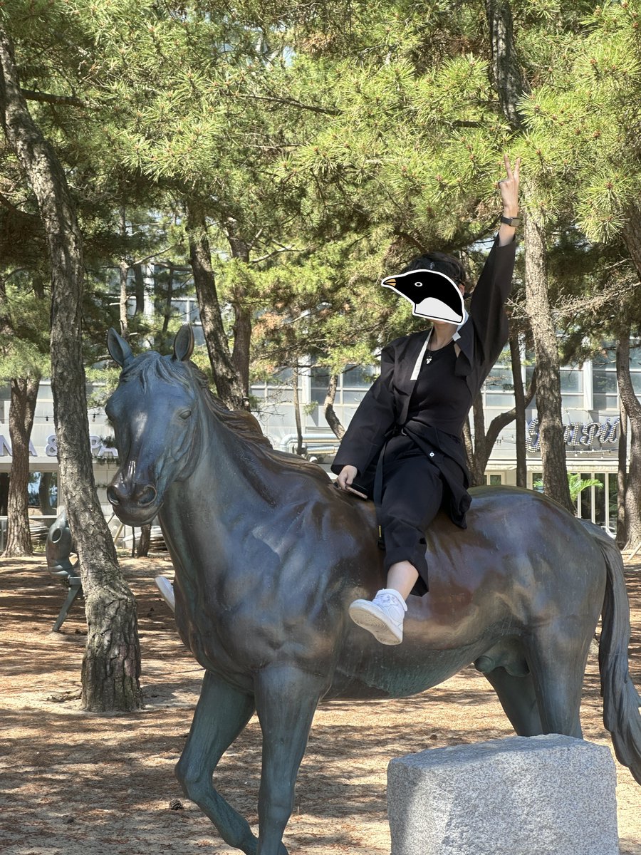 common__gull's tweet photo. 강릉 여행갈때 챙긴 TM3 테크 한복 점프슈트 + 순간생활한복 오늘덧저고리 조합이 너무나 취향이었다
에어컨 때문에 춥다고 느껴질때 점프슈트 안에 덧저고리 입으면 딱이었고 넘 더우면 점프슈트 안에 저고리 팔 끼워서 상의 빼고 다니기 좋았음...
생활한복 최고 https://t.co/TFATlUUKU0