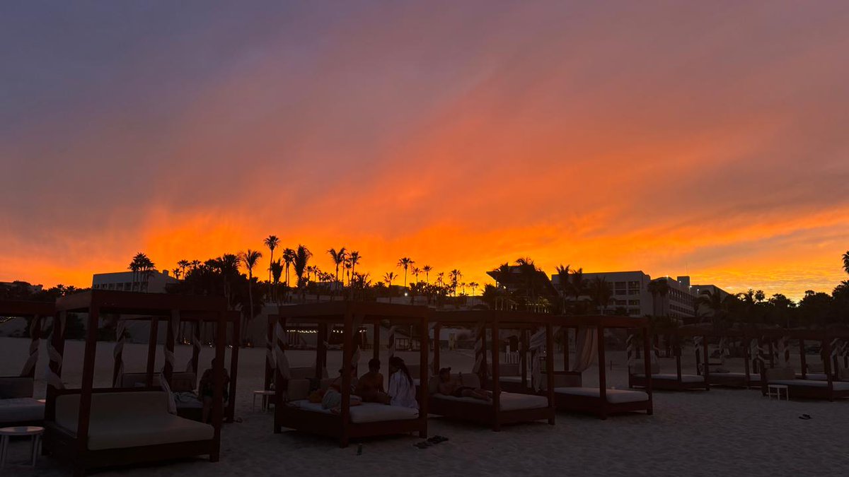 linda_flor27's tweet photo. @IvanNavaMx Yo acabo de disfrutar este atardecer en los Cabos 😍 https://t.co/R5v5jYS1yP
