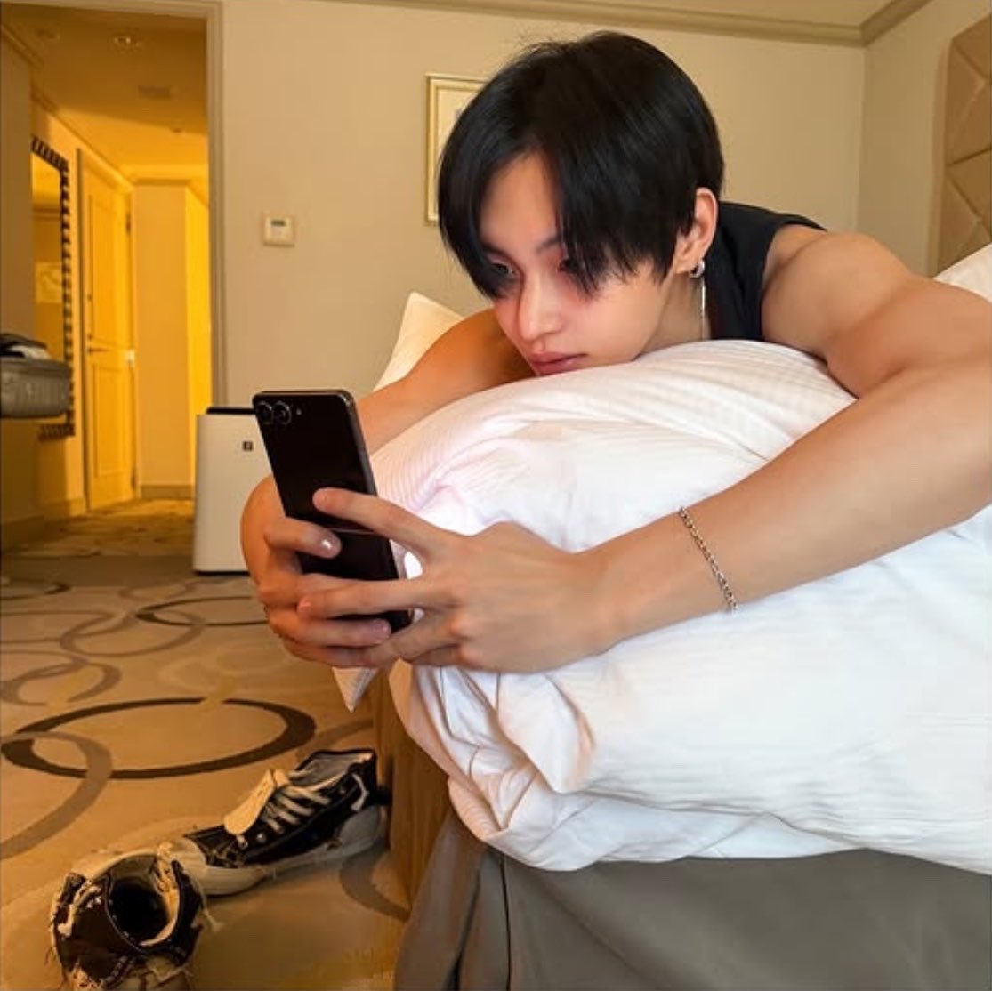 redfiirelight's tweet photo. pov วอนบินตอนทักหาเมมเบอร์ว่า “มีใครยังไม่นอนบ้าง” https://t.co/P0PVboRm0S