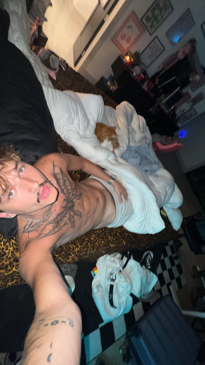 calebtuttle13's tweet photo. Im bored 😭😭(entertain me) https://t.co/jfu4Occnmj