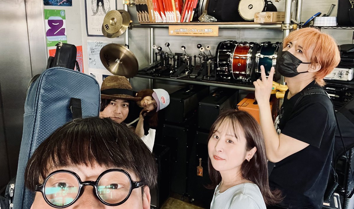 Lui_defy's tweet photo. DEFY 新しいドラマー、キョーコさん

これから合わせていって、なんとか秋のライブは形にしたい

しかし私写真撮る時ひとりだけピースしてて毎度アホっぽいんだよなあ https://t.co/jDGP1FAHcD