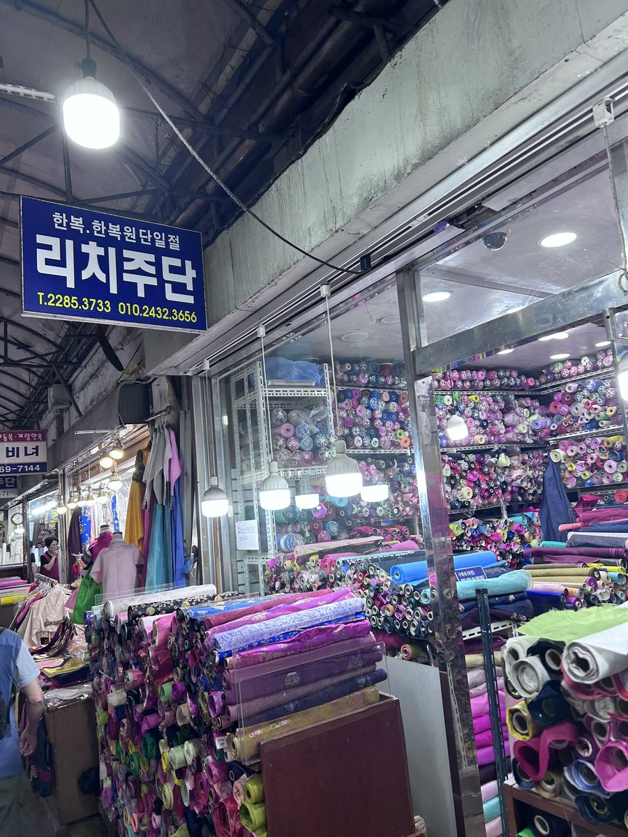HANBOK_NINE's tweet photo. 한복 연습하시는 분은 1층에 리치주단 가보세요
한마에 천원인데 엄청 고와요 🥺
골목이라 사진이 어두워서 그런데 실트라 보드랍고 예쁘고 https://t.co/IrCAPJKJWj