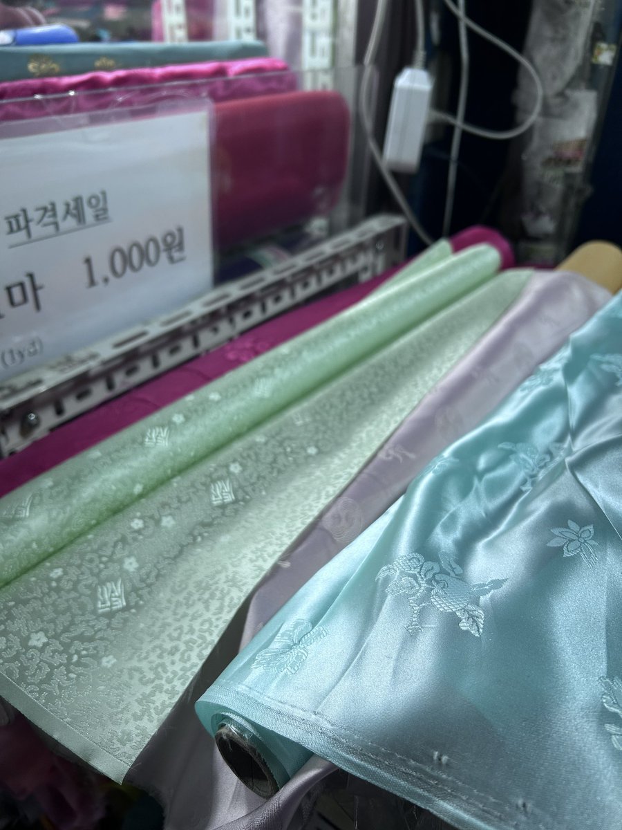 HANBOK_NINE's tweet photo. 한복 연습하시는 분은 1층에 리치주단 가보세요
한마에 천원인데 엄청 고와요 🥺
골목이라 사진이 어두워서 그런데 실트라 보드랍고 예쁘고 https://t.co/IrCAPJKJWj
