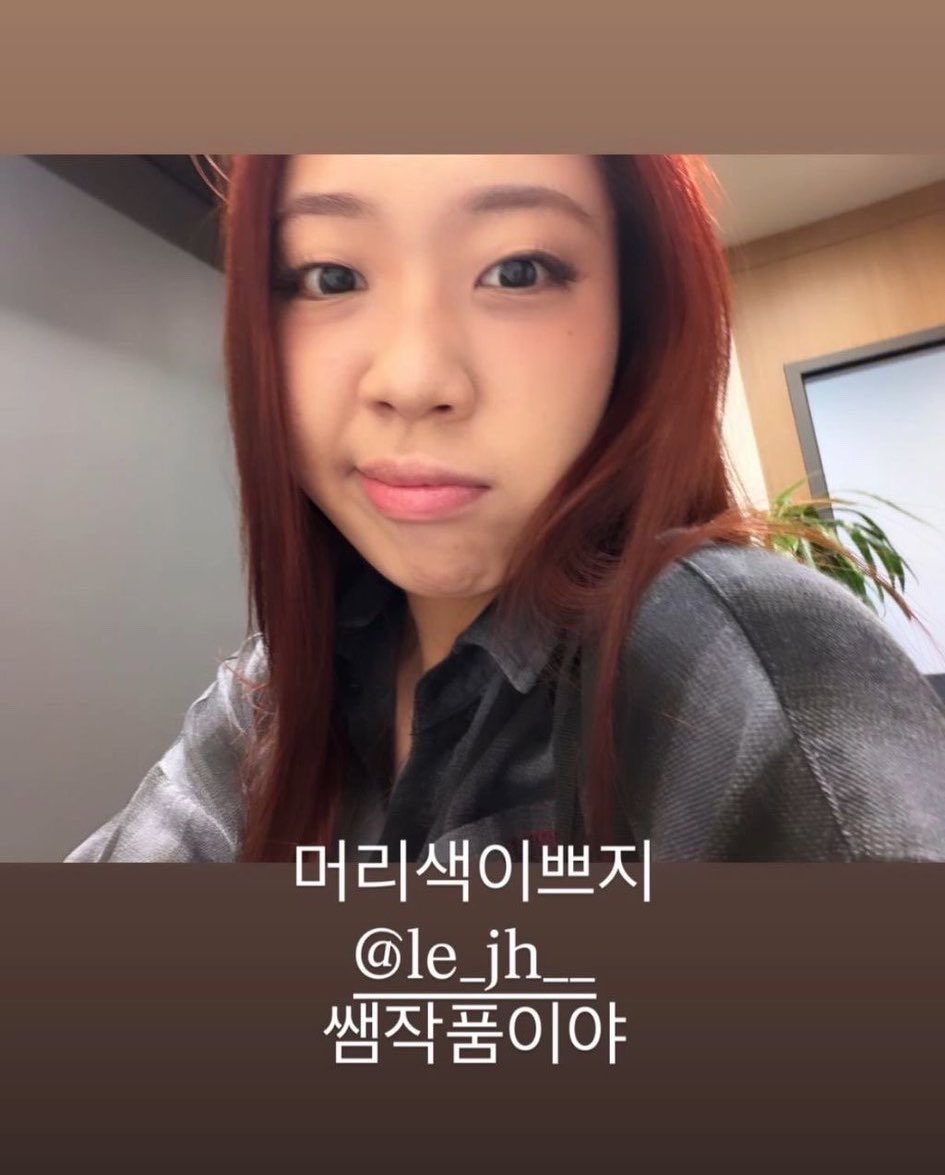 stitch_pololo's tweet photo. เป็นประเด็นดราม่าจน"ยองจี"ต้องโพสต์ไอจีขอโทษ เพราะก่อนหน้านี้ได้ลงสตอรี่รูปย้อมผมสีแดง ซึ่งชาวเนทเกาหลีมองว่าสีแดงไปตรงกับพรรคการเมืองเกาหลีเหมือนเป็นการสนับสนุน ซึ่งตอนที่โพสต์รูปอยู่ในช่วงที่มีการเลือกตั้ง ยองจีได้ย้อมผมดำและโพสต์ขอโทษผ่านไอจีหลังมีประเด็นเกิดขึ้น https://t.co/EqQ0wkeu1D