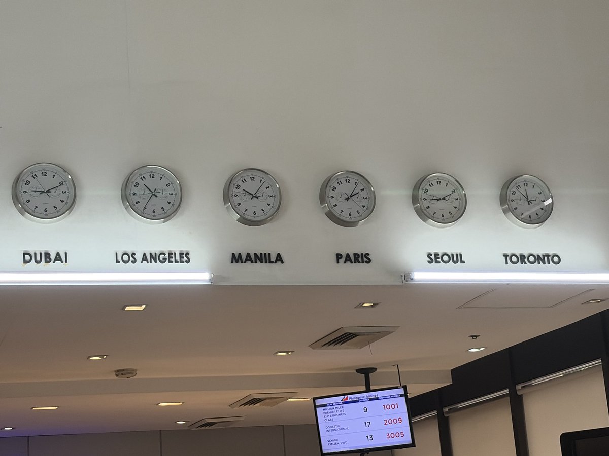 HouseOden's tweet photo. マカティのフィリピン航空チケット事務所の時計。
只今、現地時間11：11分
どう計算したらこの時刻になるのだろう？🤣🤣🤣 https://t.co/tqqGNgJ71w