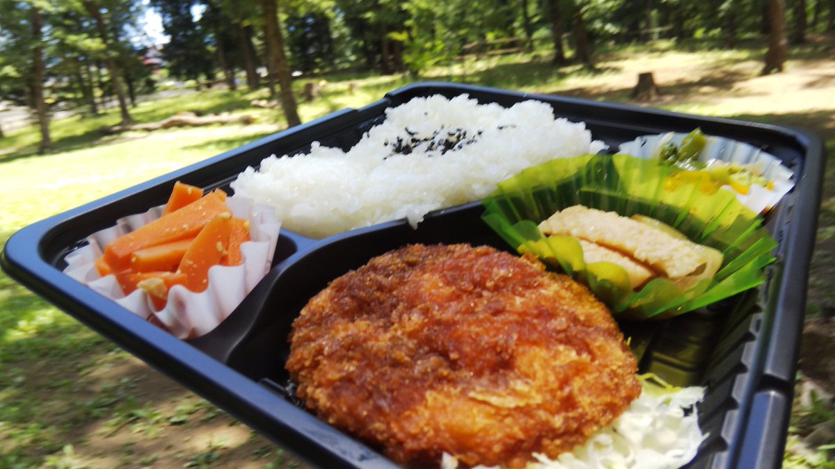 sirotama_7's tweet photo. 三芳町議会傍聴の日のお昼は福祉喫茶ハーモニーでお弁当買って平地林で鳥見ランチ😎
今日も安定の美味しさ😋
議会がお昼になる前に終わったから、最近は買えないことも多いお弁当を無事ゲット🔥それでも最後の１個💦
平地林はいつもよりカラスが多く、そのせいかカラスの鳴き声ばかりが聞こえる🐦‍⬛ https://t.co/rOrHZgO1wR