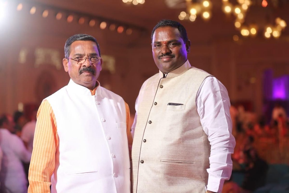 sarangnavale's tweet photo. वाढदिवसाच्या हार्दिक शुभेच्छा काका! 

तुमचे प्रेम, मार्गदर्शन आणि आशीर्वाद आमच्यासाठी नेहमीच प्रेरणादायी आहेत. तुमच्या आयुष्यात आनंद, उत्तम आरोग्य, यश कायम नांदो हीच ईश्वरचरणी प्रार्थना.

🎈 वाढदिवसाच्या खूप खूप शुभेच्छा! 🎈 https://t.co/zXdAW8K3cd