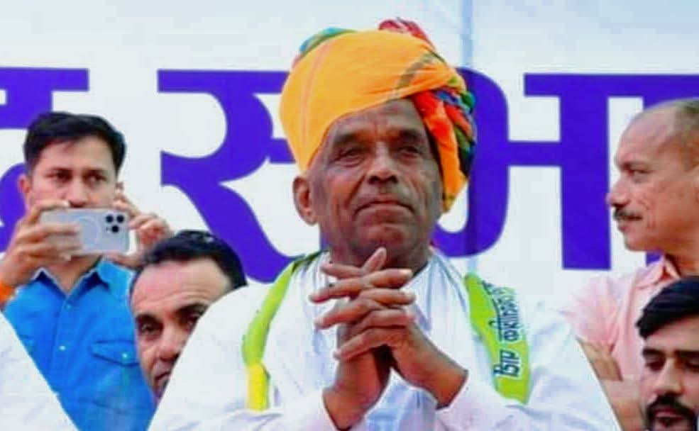 rajender14345's tweet photo. बुढापा बूरा होता है सीकर सांसद @AmraRamMPSikar
वरना कभी तीसरामौर्चा बनाने की बात करने वाला ये
यह नहीं कहता कि @RLP4Rajasthan11 हनुमान
अपनी पत्नी @kanikabeniwal51 की इज्जत ना
बचा सका
बोलने की तमीज @comredamraram को थी ही नहीं वरना #dhod #dataramgarh में कितनी बार
इज्जत लूटा चुका https://t.co/VPQrUqxaJy