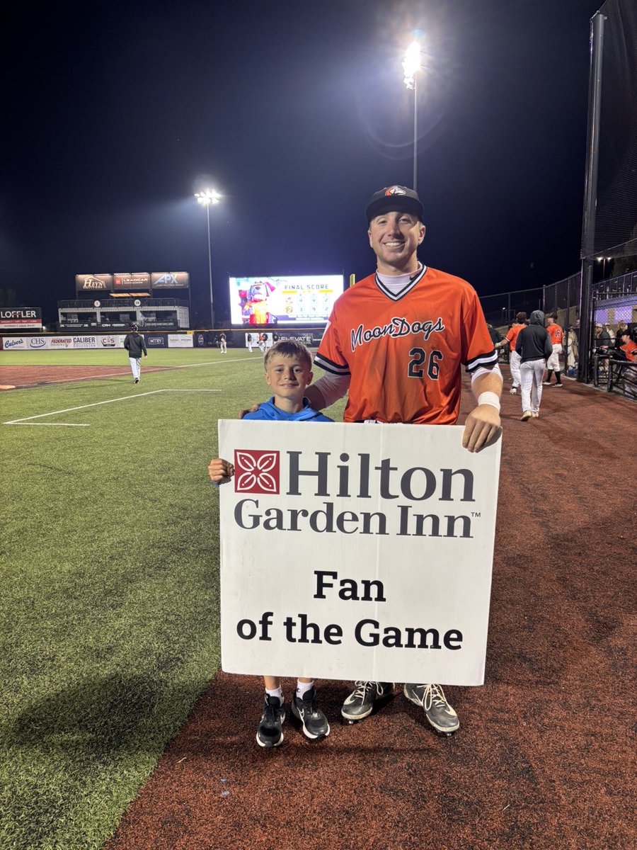 MankatoMoonDogs's tweet photo. Our Player of the Game, Will Husemann, with Fan of the Game, Jason! Thanks to Hilton Garden Inn for sponsoring this! @HiltonGardenInn https://t.co/HkvfueDTv4