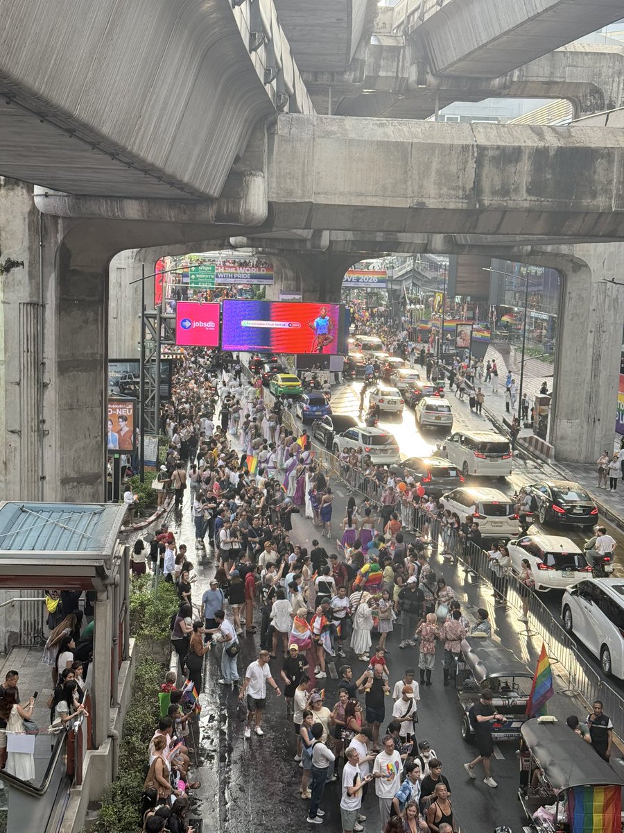 aditeastix's tweet photo. Bangkok said happy pride! https://t.co/Lb4Of6nMKt