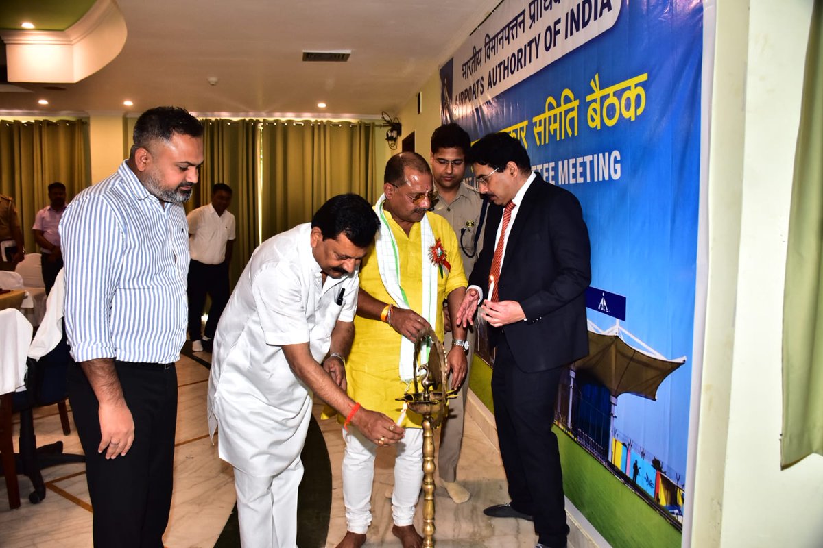 aaikushiairport's tweet photo. 29 मई 2026 को @aaikushiairport द्वारा आयोजित हवाई अड्डा सलाहकार समिति की बैठक सफलतापूर्वक संपन्न हुई।
बैठक में हवाई अड्डे पर उड़ानों की संभावनाओं,भविष्य के विकास, कार्गो हब के रूप में विकसित किए जाने, क्षेत्रीय पर्यटन एवं व्यापार को बढ़ावा देने से संबंधित कई विषयों पर चर्चा हुई| https://t.co/eU05Fkzpll