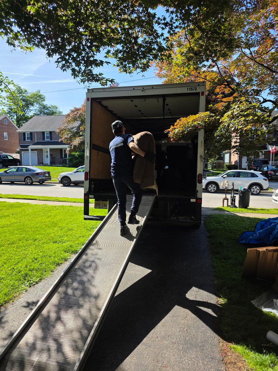 sharpvanlines's tweet photo. Moving day in progress. 🚚

#SharpVanLines #MovingDay #ProfessionalMovers #LocalMoving #LongDistanceMoving #FurnitureMoving #PackedAndProtected #ResidentialMoving #MovingCompany #NewYorkMovers https://t.co/aB8cKgTay3