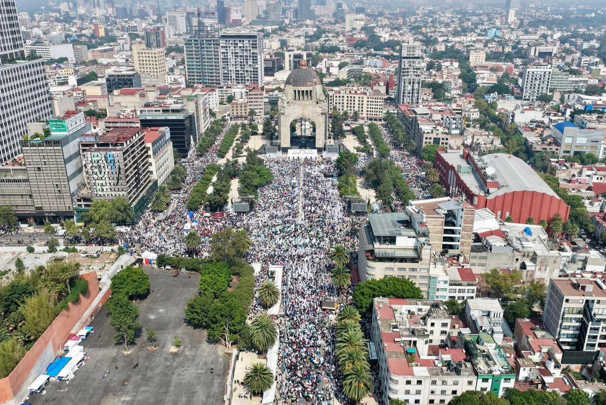 IntiMunoz's tweet photo. El discurso que dio hoy nuestra Presidenta @Claudiashein en la Plaza de la República es el espejo de un país que se transforma democráticamente para volverse más justo y más libre cada día, sin rendirse ante las adversidades. Frente al pueril y violento embate de la derecha mexicana y mundial, las palabras de nuestra mandataria son la voz de la mayoría social que no se cansa de construir el futuro hoy: con más derechos sociales, mejores leyes, más universidades públicas y preparatorias, más vivienda social, menos pobreza, menos violencia, sin discriminación ni machismo, con más empleo y mejores salarios. Unos quieren que vuelva el régimen de los privilegios y las mentiras. La plaza pública mexicana dice que el presente y  el porvenir están en la paz y en la soberanía la del pueblo. Un orgullo estar ahí. 

#ClaudiaDaResultados