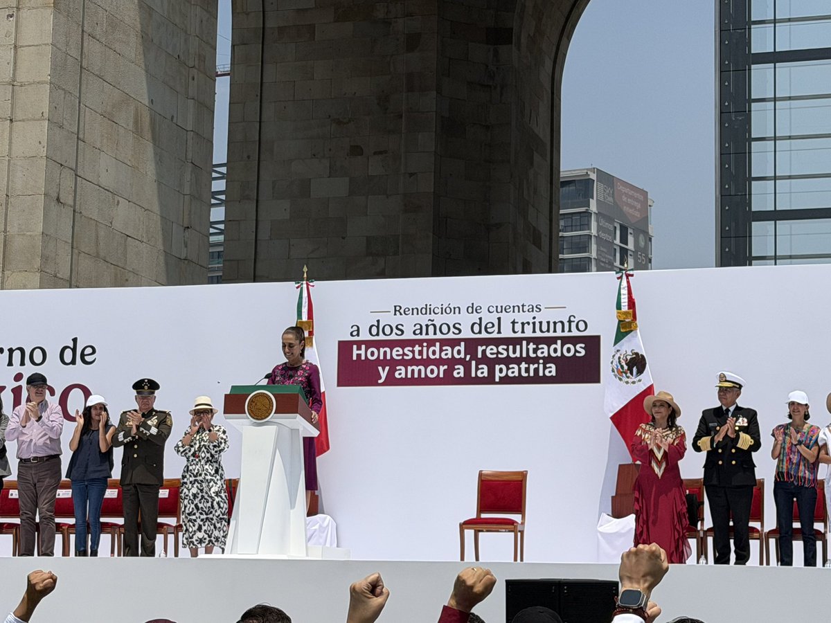 IntiMunoz's tweet photo. El discurso que dio hoy nuestra Presidenta @Claudiashein en la Plaza de la República es el espejo de un país que se transforma democráticamente para volverse más justo y más libre cada día, sin rendirse ante las adversidades. Frente al pueril y violento embate de la derecha mexicana y mundial, las palabras de nuestra mandataria son la voz de la mayoría social que no se cansa de construir el futuro hoy: con más derechos sociales, mejores leyes, más universidades públicas y preparatorias, más vivienda social, menos pobreza, menos violencia, sin discriminación ni machismo, con más empleo y mejores salarios. Unos quieren que vuelva el régimen de los privilegios y las mentiras. La plaza pública mexicana dice que el presente y  el porvenir están en la paz y en la soberanía la del pueblo. Un orgullo estar ahí. 

#ClaudiaDaResultados