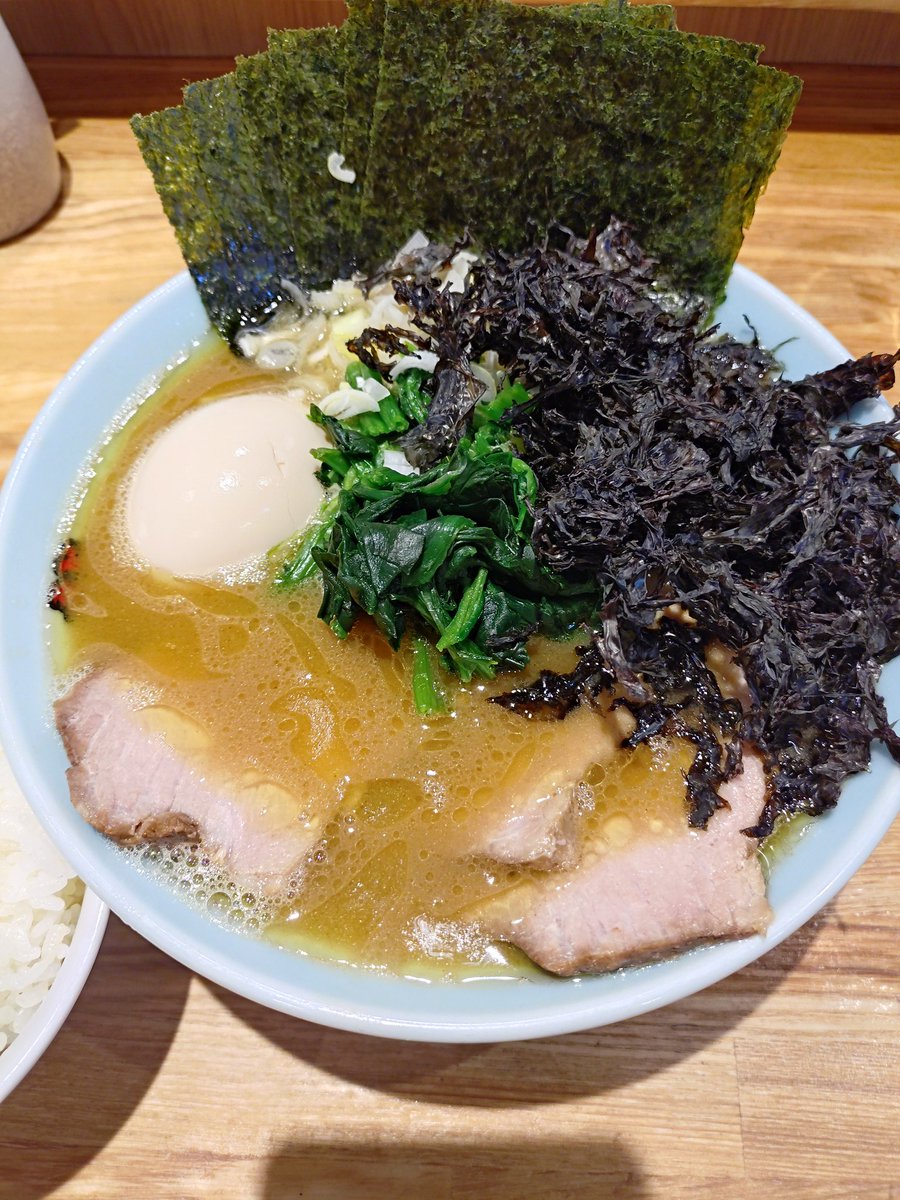 bobbybonten's tweet photo. 横浜家系龍郡山店さん
お得ラーメン塩＆半ライス
しっかりとダシ感まで楽しめるマイブームの塩を注文😺お試しで頂いた山椒の香りと痺れが塩スープと相性抜群の味変アイテムで、最後までじっくりと楽しみことができました🤣
いつもご厚意ありがとうございます✨
ごちそうさまでした🙂‍↕️ https://t.co/j2NmMHNWNL