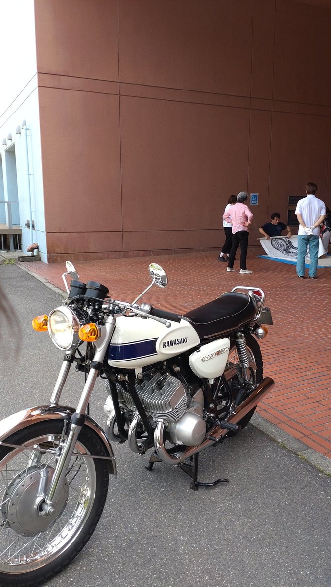 bugbagu's tweet photo. 1ヶ月間　遠藤信さんのライブペイントの被写体を引き取りに久々のマッハ荒々しいくてクセが強いだから良い。
#遠藤信
#弥彦の丘美術館
#マッハⅢ https://t.co/ROv4VcjeFR