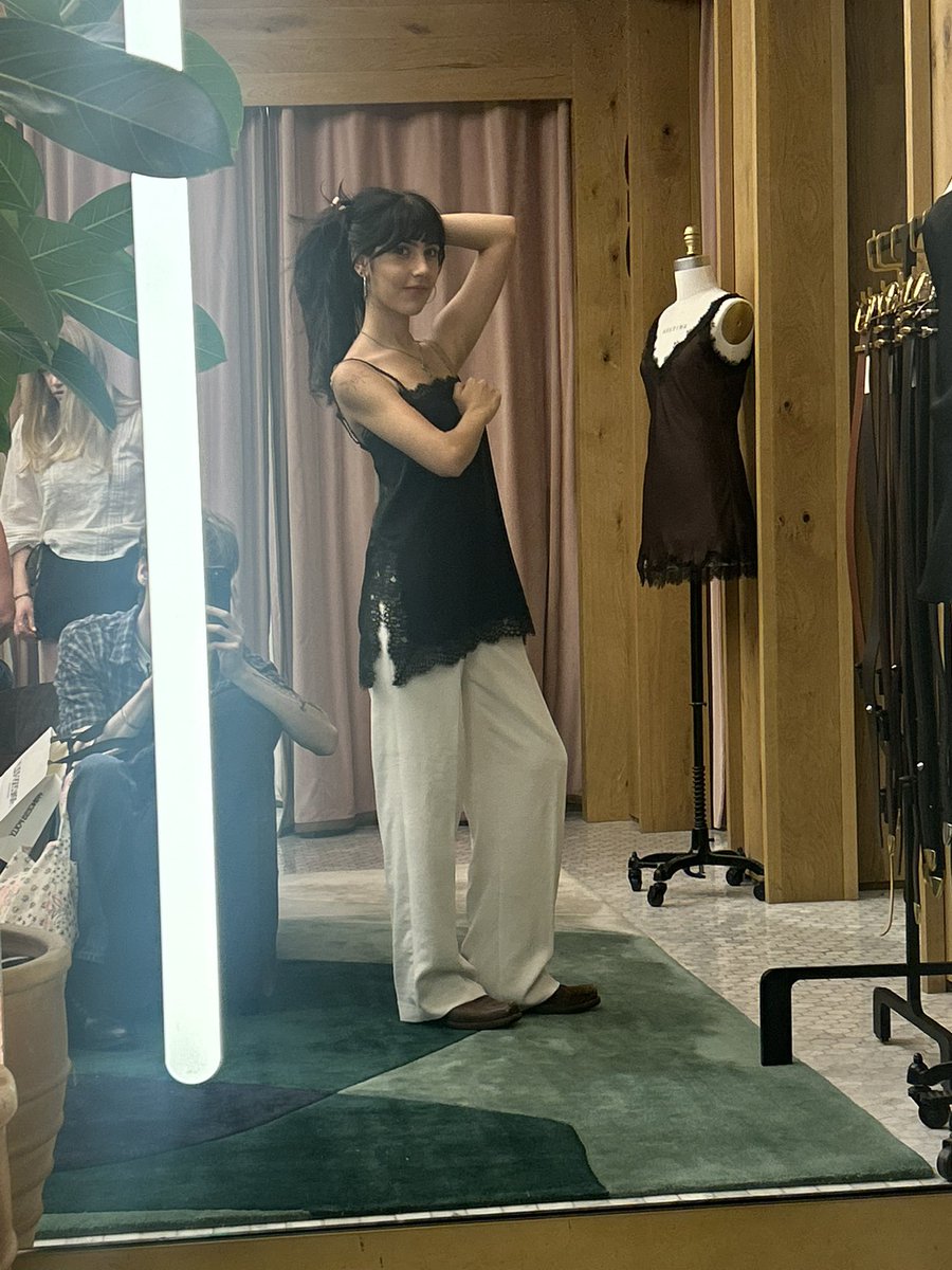 oatposting's tweet photo. aritzia changing rooms are so scary https://t.co/sC8ZpUGe0E