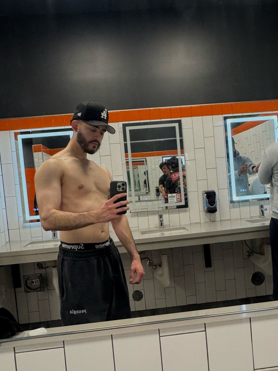 josh2witit's tweet photo. getting that dad bod back 😏 https://t.co/lXvllv2IhB