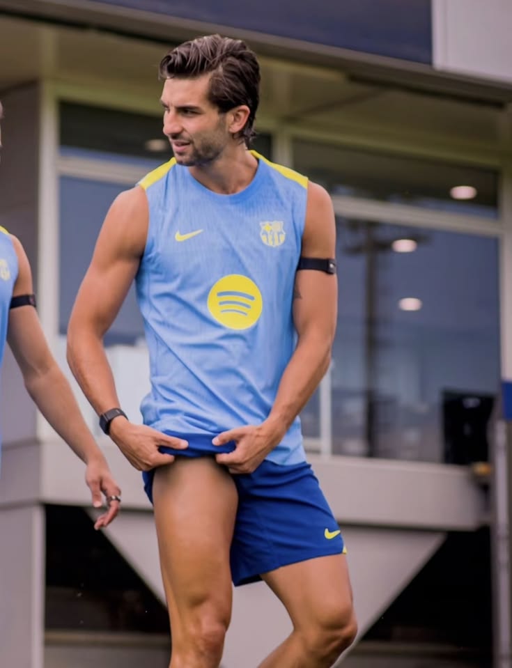 ZOLOVME's tweet photo. I love when Ferran shorts always one side hiked up, the other left normal  😽😾 https://t.co/zFZTJEt644
