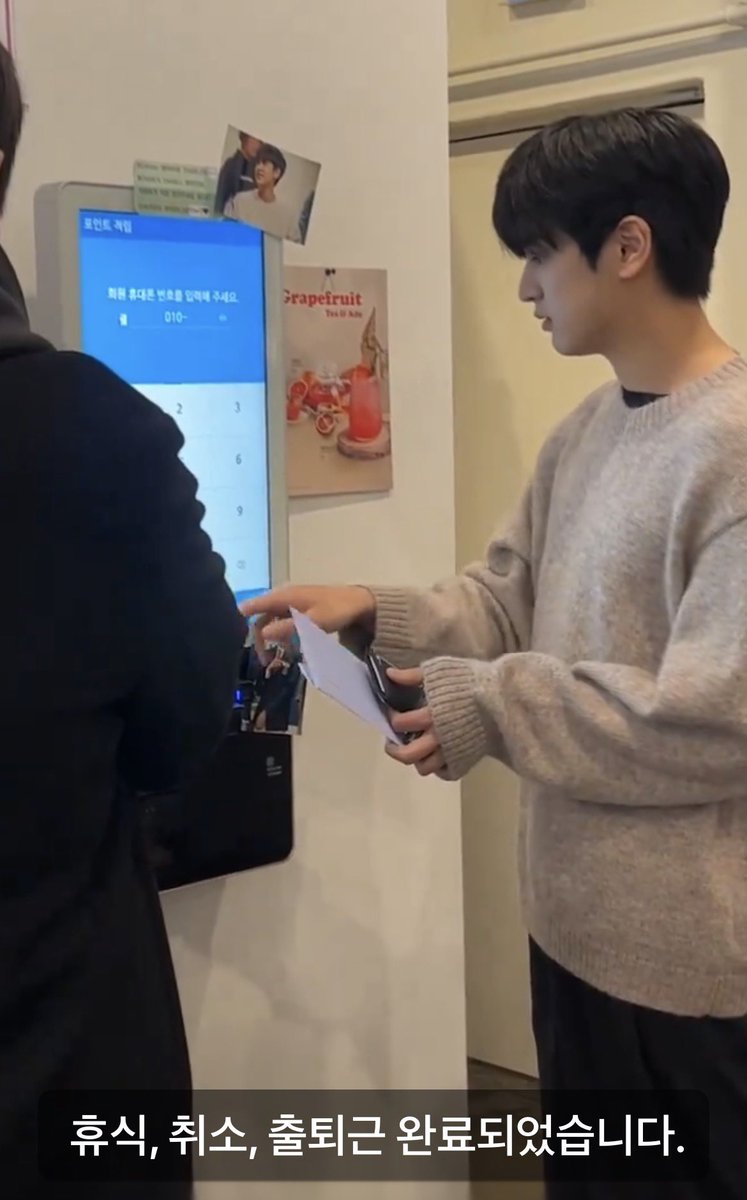 chan2611998's tweet photo. เมมเบอร์ใครที่มีงานเดี่ยวชานอูก็ส่งรถอาหารกาแฟไปให้ซื้อของขวัญให้และทุกครั้งที่มีโอกาสชานอูก็จะซื้อเครื่องดื่มอาหารของขวัญให้ไอคอนิคด้วยทั้งเมมเบอร์และไอคอนิคได้รับความรักจากชานอูมาตลอดชานอูใจดีและแสนดีมากๆอยากให้ทุกคนรักเด็กดีที่บ๊อบบี้เรียกว่า จานจาโย  (เทวดาชานอู) https://t.co/pokGhZQ4tF