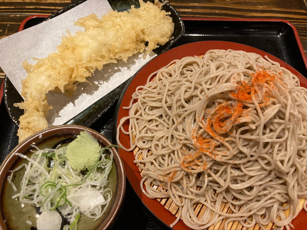amaebinoodle's tweet photo. 本日は味奈登庵さんでもりそば大盛り¥550に穴子天¥200。山盛りの締めたて蕎麦に外はサクサク、中はフワフワの見事な揚げたての穴子一本天が見事な一枚でした。 #味奈登庵 #穴子天 https://t.co/n1A22fMZTN