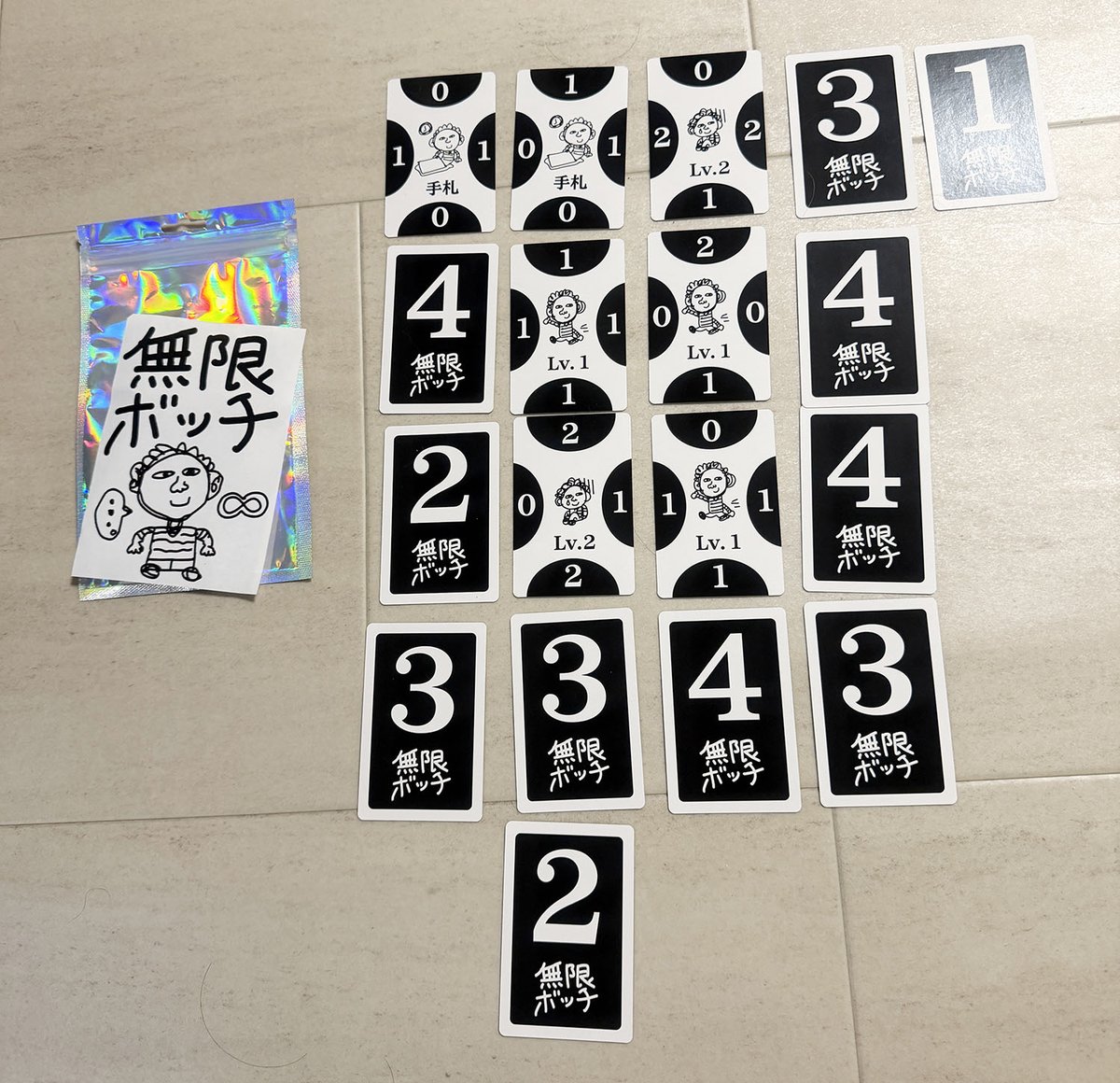 play2create's tweet photo. 「無限ボッチ」をプレイ。ボドゲ映画「振らなくても進める(仮)」に出てくるという劇中ゲーム。

差し込んだカードをスライドさせるルールなのは、映画がスタジオムンディさん関係なのでムンディさんの人気ゲーム「SLIDE」をオマージュしているのかもしれない。 https://t.co/W2ShnIbUYE