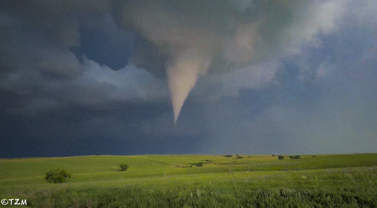 PappenheimWx's tweet photo. Omg you can’t make this up. Rolled a 5 second exposure right as a bolt hit and made it look like daytime. Insane night! https://t.co/RZtWff1jz6