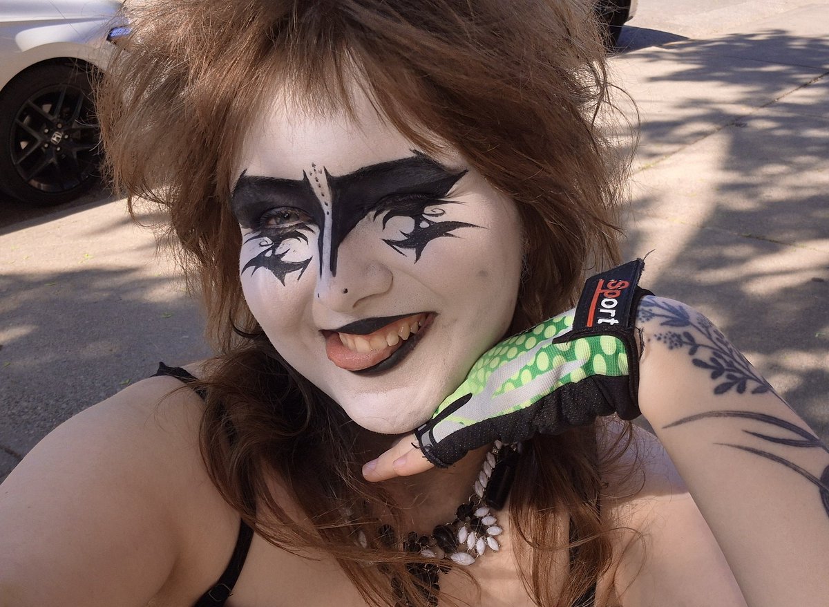 RewRewPaw's tweet photo. Fun day :3
Painted patches,  ate ice cream, attended a market, :p https://t.co/WLyF7fyXc6