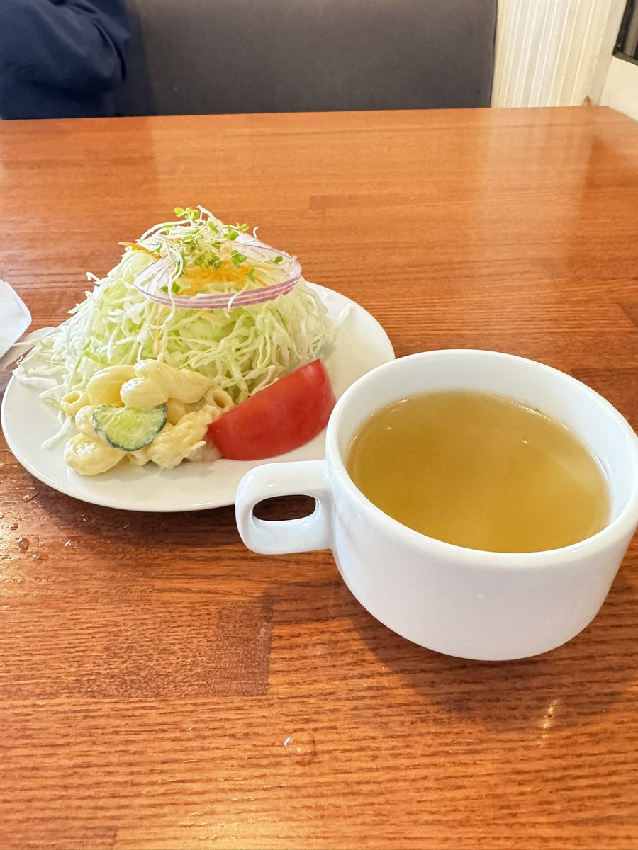 onzoooo's tweet photo. 千葉県産林SPFポークのポークジンジャー
スープライス付き
ランチサラダ
目玉焼き
カレーソース

#レストランサカキ https://t.co/FhYYduQTKE