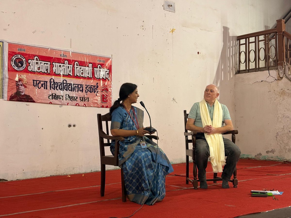 Nalanda_index's tweet photo. Patna Science College की प्रिंसिपल अगर होम साइंस पृष्ठभूमि से हों, तो फिर समझ जाइए कि छात्र कॉलेज से ज्यादा कोचिंग पर भरोसा क्यों करते हैं।
जब विज्ञान संस्थानों में भी विषय विशेषज्ञता से ज्यादा व्यवस्था और राजनीति हावी दिखे, तो शिक्षा की गुणवत्ता पर सवाल उठेंगे ही। यही कारण है कि आज डिग्री कॉलेज से मिलती है और पढ़ाई कोचिंग से।