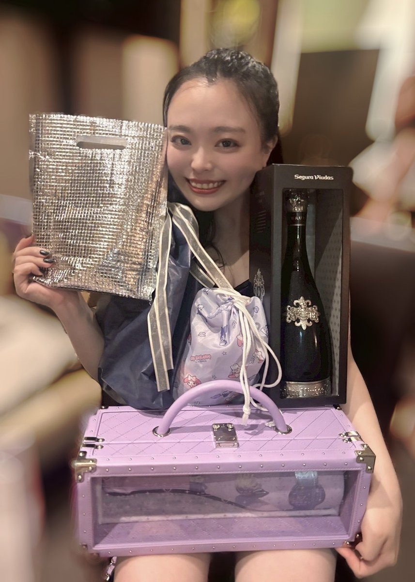kikitteyonde's tweet photo. 昨日はとっても楽しかった〜！！！

みんなが次々とプレゼント出してきた時、
本当にどこに隠してたのか気になったよ！！

今年も駆け抜けるからみんなたくさん遊んでね( ˘ω˘ 🫶) https://t.co/p3ReHpFTSm