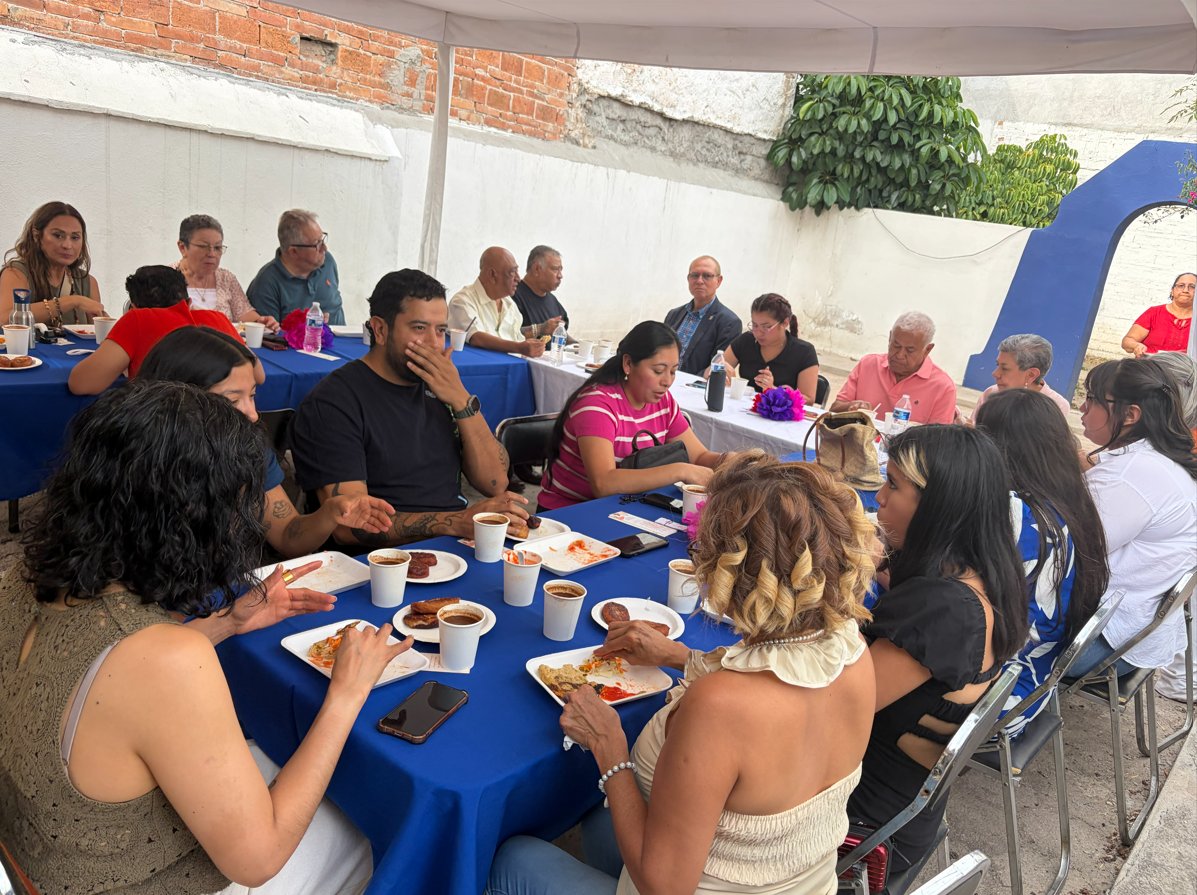 hurtadosv's tweet photo. ¡Cerramos el mes celebrando a mamá con la diáspora salvadoreña! 🇸🇻✨
Un emotivo encuentro para fortalecer nuestras raíces y tejido social: ✍️ Taller de escritura creativa. 🫓 Degustación de pupusas, empanadas y café típico. 🎁 Entrega de presentes.
#DiásporaSV #Cultura https://t.co/rBoxtD4339