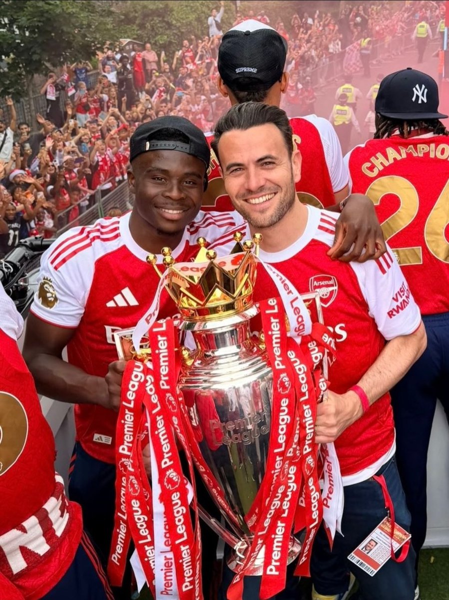 ArsenalRadar's tweet photo. 📲 Arsenal director Ben Winston on Instagram....

"A day I will never forget 🤯 
Some pics of the craziest day."

"1.5 million people took to the streets of London to catch a glimpse of the Champions of England."

"London is RED! 🔴" #afc https://t.co/Wzd3767oSR