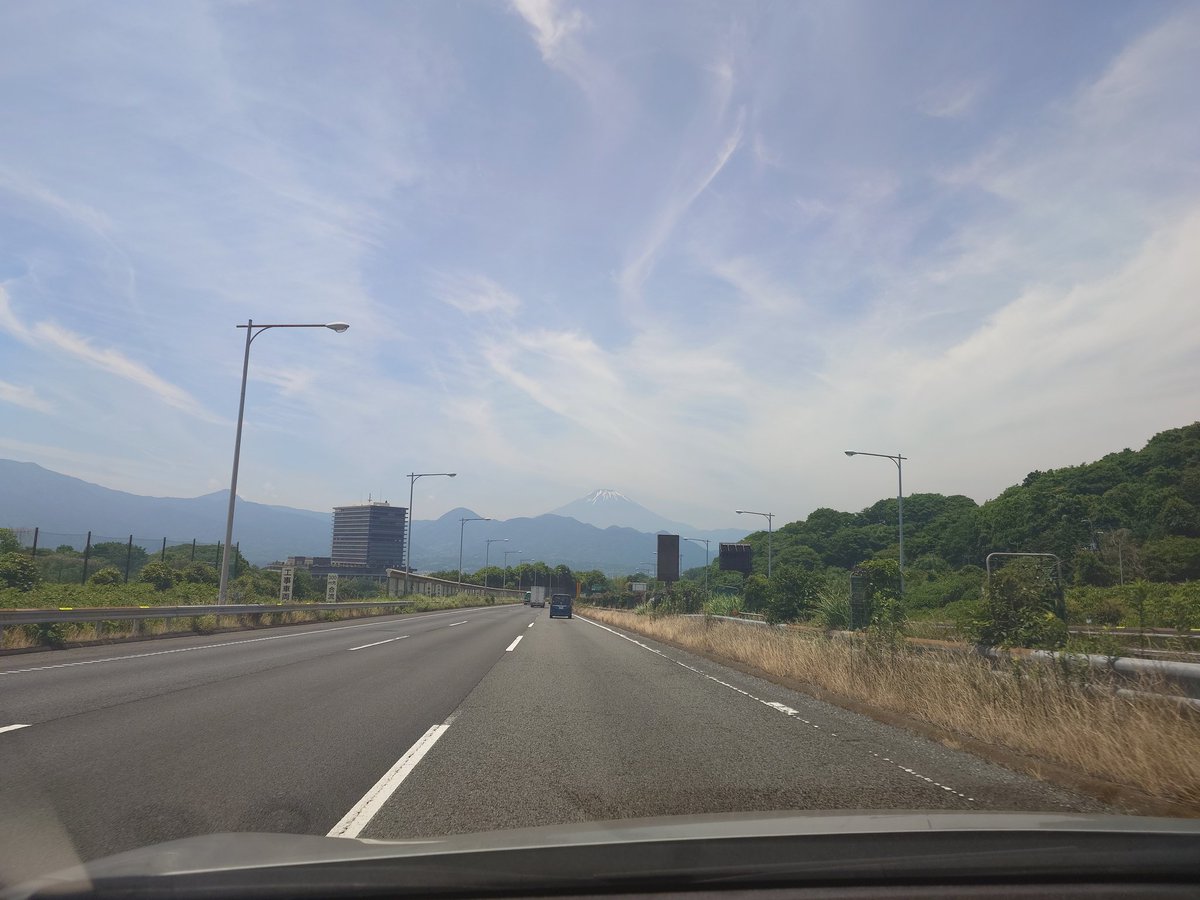 ktbk_umbs's tweet photo. 富士山を目指して、
東京をあとにしました。

お世話になりました！
また、夏に！

寿社長 https://t.co/K9PK0g7tCG
