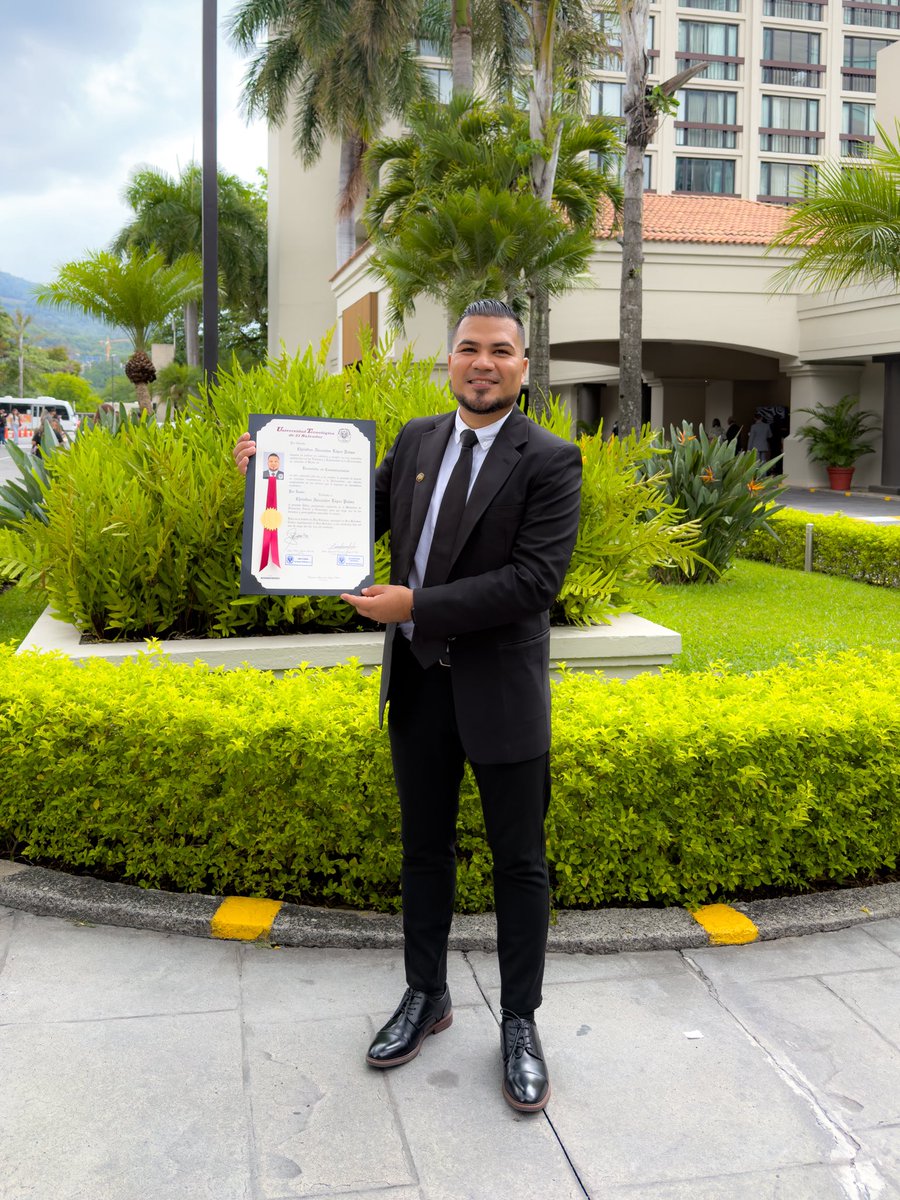 _palma95's tweet photo. Llegó el día que tanto esperé 🎓🌴 

Gracia a Dios cierro una etapa que muchas veces pensé que no iba a lograr terminar. El camino no fue lineal, hubieron lágrimas, cambios, dudas y momentos en los que tuve que empezar de nuevo.

Me gradué de la carrera que me hace feliz y pleno https://t.co/Mxh6xNcKIj