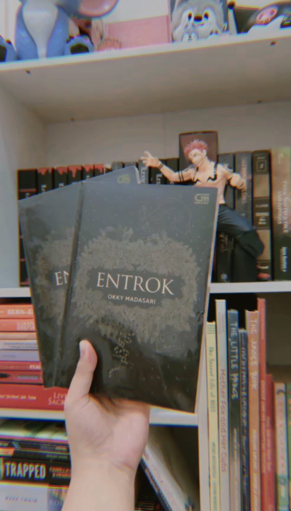 xeaudemer's tweet photo. ✨BOOK GIVEAWAY ✨

Hai! I’ve had some pretty exciting wins lately, and I’m too happy not to share. I wanted to bring you all into the celebration, so here is a little something for my favorite readers!

🏆:
- co buku max 125k untuk 1 orang 
- Buku Entrok untuk 2 orang 

Cara ikutan:
✨retweet 
✨follow is not necessary tapi kalau mau boleh aja. 
✨reply dengan cerita buku yang menyentuh/menginspirasi kalian dan pilih mau Entrok atau dicheck-outin wishlistnya. 

‼️END IN TWO DAYS. Aku umumin pemenangnya di hari Rabu, ya! 

Oh, ya! I’m thinking of holding a monthly book giveaway, just as a little 'thank you’ haha. Mungkin nominalnya gak akan besar dan hanya untuk satu orang aja, I’m wondering if anyone would be interested 🤔