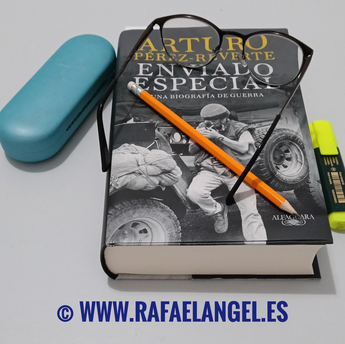 pressnet's tweet photo. Don Arturo @perezreverte: Sin saberlo, me ha hecho usted, un magnífico regalo de cumpleaños (los cumplí el 11 de mayo). Siempre quise que escribiese este libro (con sus memorias como enviado especial), para poder leerlo. Gracias infinitas.

Rafael Ángel Fernández Gutiérrez. https://t.co/K1IfMmI7Jx