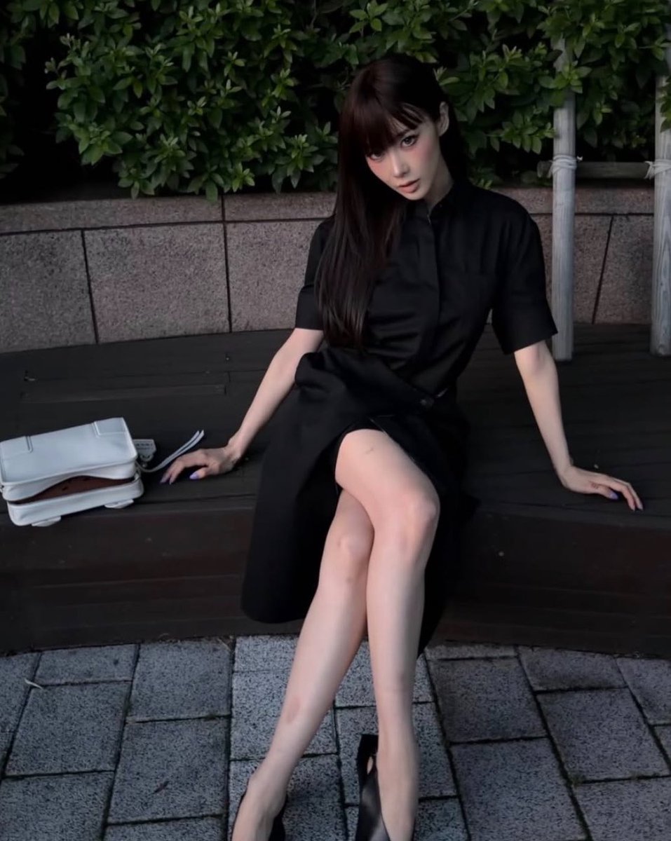 armagaeri's tweet photo. lorddd i’d let her step on me https://t.co/2inZ6gb8JC