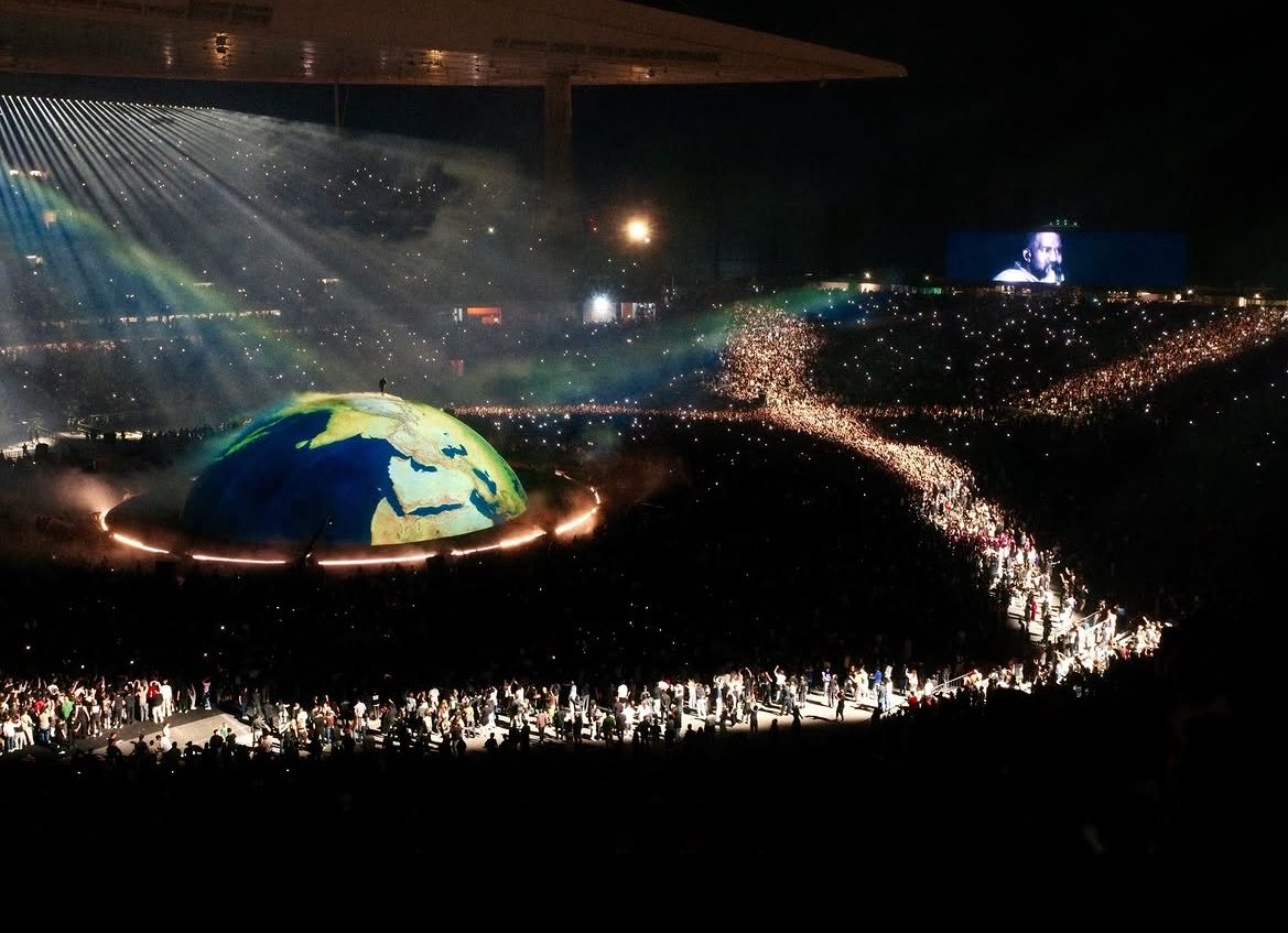 Yeeezyrih's tweet photo. 🚨 Ye has officially been added to the list of concerts with the most attendees in HISTORY, joining legends such as Michael Jackson, Paul McCartney, Frank Sinatra, and Tina Turner. He now holds the world record for the LARGEST TICKETED STADIUM EVENT EVER.

🐐 https://t.co/1N3CJ8QpRT