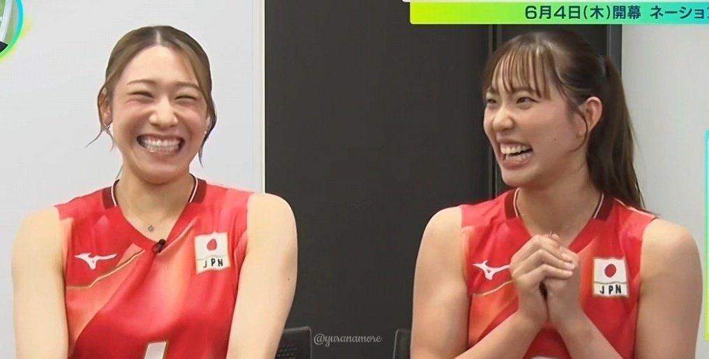 yuranamore's tweet photo. When they were asked about their first impression meeting 😆🤭

Hara 🎤 : "You two started out as senior and junior teammates back at Toray. Do you remember your first impressions?"

Seki 👩 : "She joined the team as a total elite player. Everyone knew Mayu Ishikawa. It was like, 'Hey, I hear Mayu Ishikawa is joining the team.'
I was just thinking, 'Wait, am I the one who has to set for her?'"
😆😂

Mayu 👧 : "It’s not like we didn't get along back then, but we definitely became much closer after spending time together in Italy."
🥹❤️

Too adorableeee ☝🏻😌