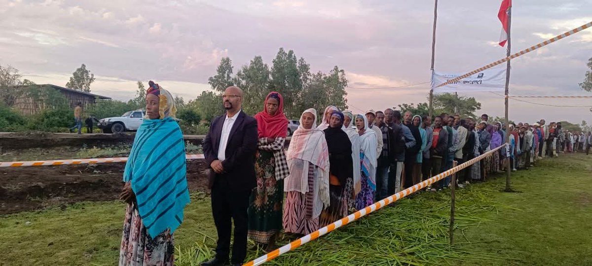 prosperity2022's tweet photo. 🇪🇹 Ethiopia is voting.
Polling is underway across the country as millions of Ethiopians cast their ballots in the 7th General Election. From early this morning, citizens have been turning out in large numbers to make their voices heard through the ballot box.
#Prosperity https://t.co/A0iYQtjSGF