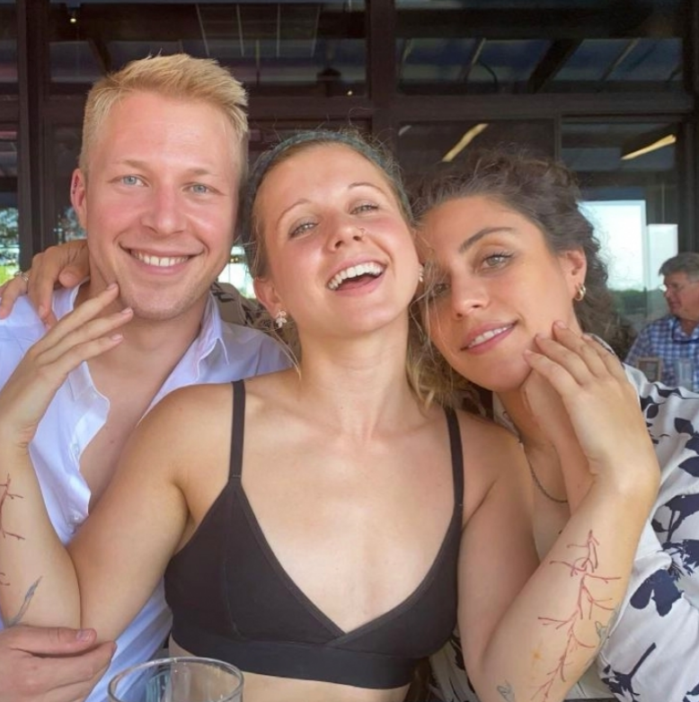 BiThreesomeClub's tweet photo. I don’t choose. I want them both, always.🔥😏👩‍❤️‍👩

#PolyThrouple #BisexualKing #MFF https://t.co/PrGhfsI1g4