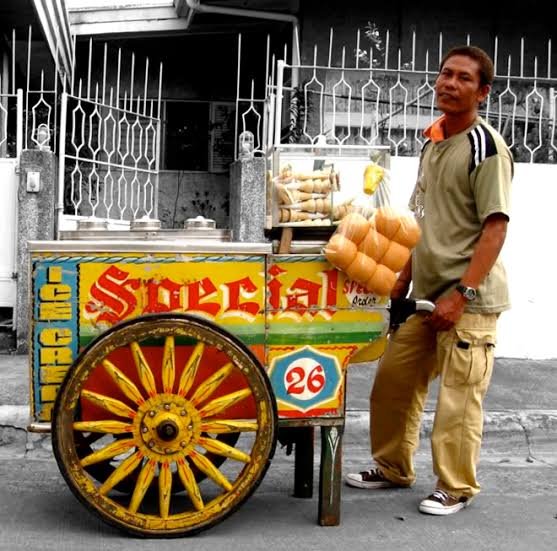 Zeyn_stweetlion's tweet photo. Why are you saying that our ice cream is not culturally specific food when we have this cart specificly designed for ice cream?? https://t.co/MfjGBankd0