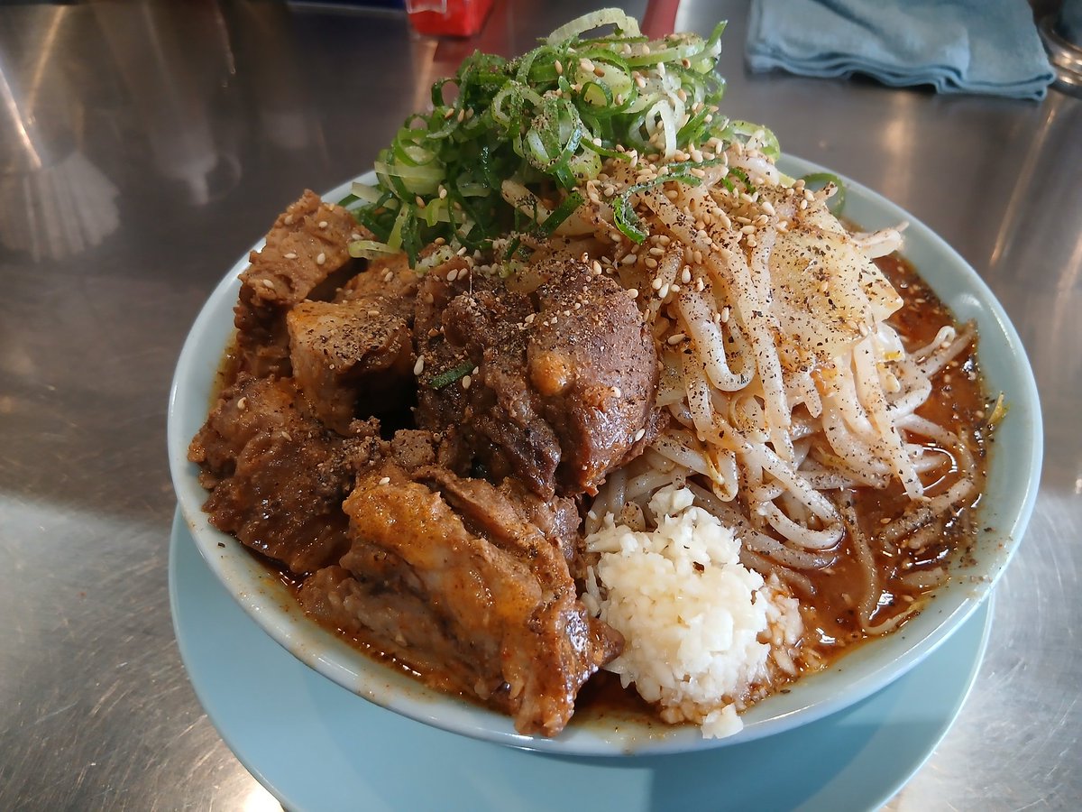 toto20889573's tweet photo. 深草 夢は力なり
先週の辛味噌ラーメンと
今日の汁なしの味噌
京都は5月やっちゅうのに
連日30度越えの気温
でも暑いときに熱いラーメンは
逆に美味いと思うで https://t.co/ihOCAiCRed