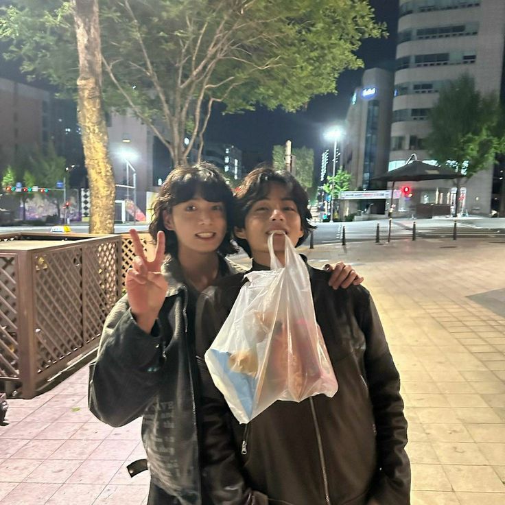 krispikriimm's tweet photo. cuando el taekook me pide que borre esta foto pero es literalmente la foto que llevaría a la guerra https://t.co/xcHsZ8W81Y