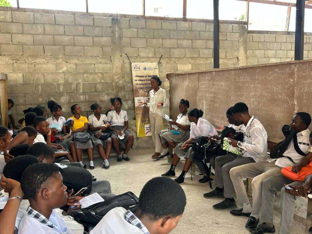 CombiteD's tweet photo. Au cours de la semaine écoulée et de celle qui s’annonce,les Clubs de Paix et des Droits de l’Homme seront pleinement mobilisés dans 15 écoles du département de l’Ouest,dont une regroupant des jeunes sourds et muets.

L'espace civique un lieu sûr et inclusif.@haiti_pbf  @HCDH. https://t.co/fI0hnYFRHm