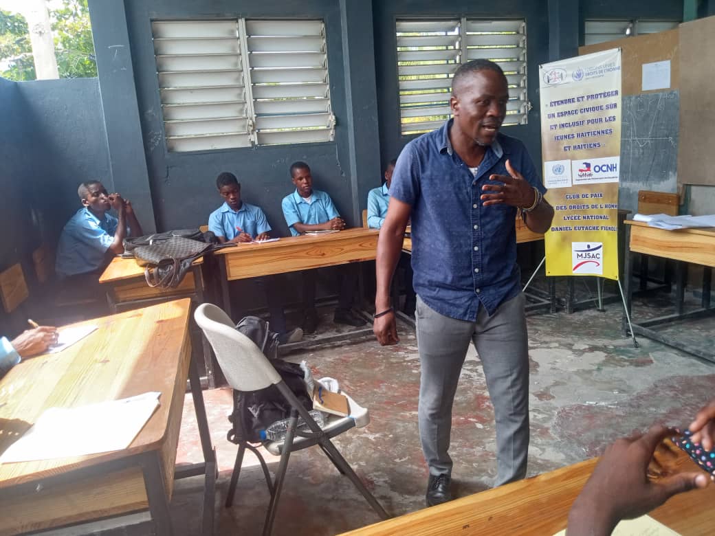 CombiteD's tweet photo. Au cours de la semaine écoulée et de celle qui s’annonce,les Clubs de Paix et des Droits de l’Homme seront pleinement mobilisés dans 15 écoles du département de l’Ouest,dont une regroupant des jeunes sourds et muets.

L'espace civique un lieu sûr et inclusif.@haiti_pbf  @HCDH. https://t.co/fI0hnYFRHm