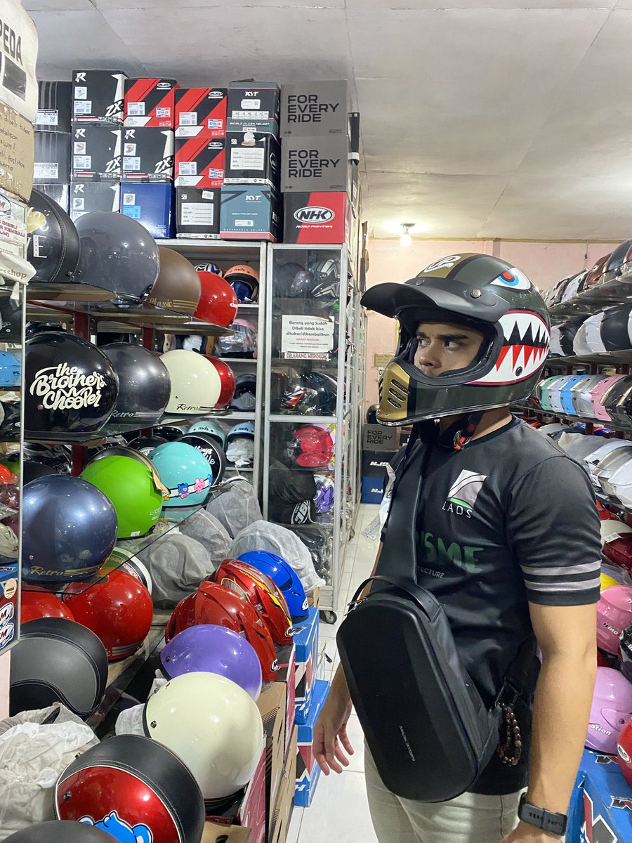 abigirloco's tweet photo. Datang sini beli helmet pastu kita balik ya anak anak https://t.co/OyeepEPxVw