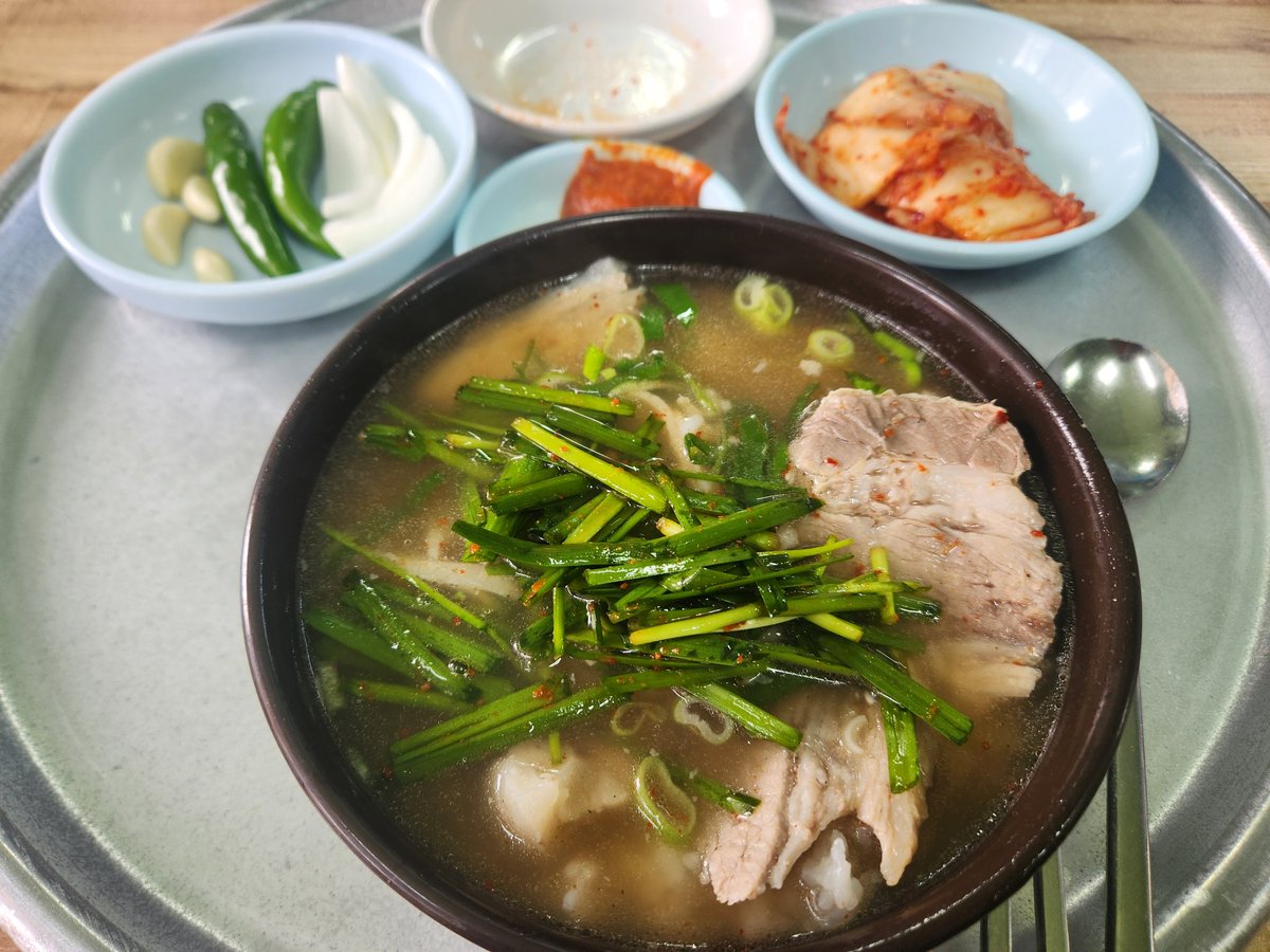 syoon516's tweet photo. 60년 할매 돼지국밥
부산홀 원정 오시거나 부산갈일 있음 강추!
육수가 진하고 고기가 입에 가득찰정도로 큼직한게 특징
해장잘하고 갑니다! https://t.co/pCwKbVz7Ne