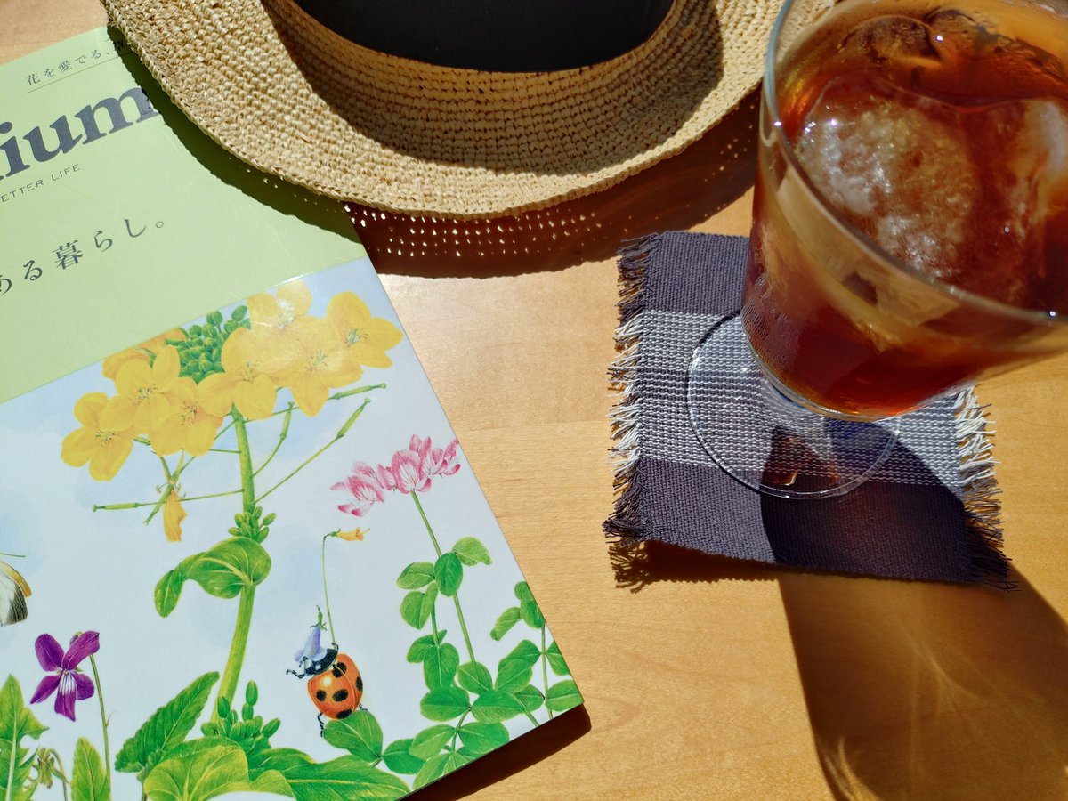 fika_saison_s's tweet photo. 6月の始まり。
今のこころの周波数に合った一冊と、冷たいドリンクを添えて。
カラン、とグラスの中で響く氷の音が心地よい。

#ベランダ通信 
#マインドフルネス https://t.co/qcf2bWCkfH